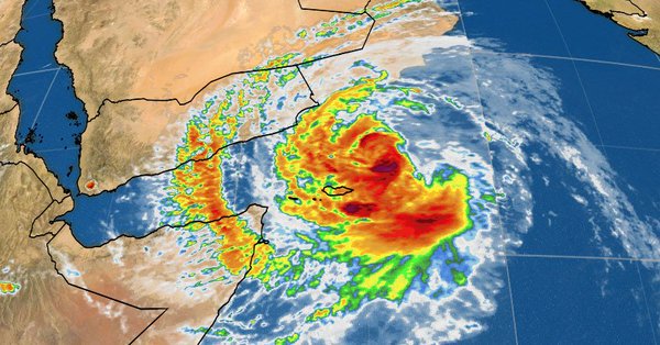 Тропический циклон Mekunu возле острова Сокотра